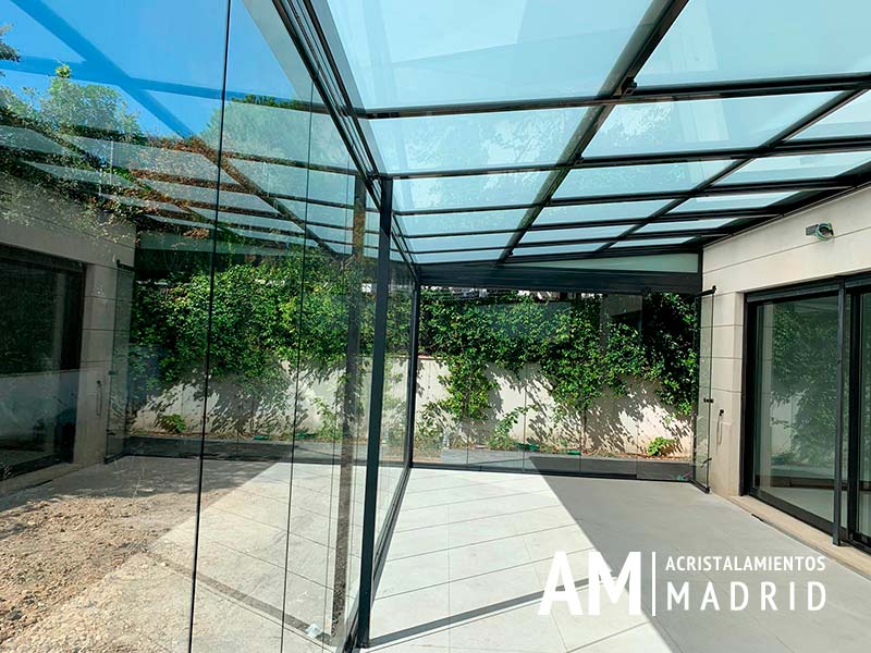 Comparativa 2025: techos de cristal, policarbonato y panel sándwich