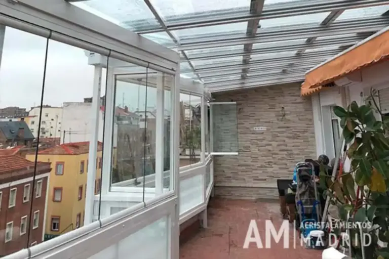 cortinas de cristal en Balcón irregular