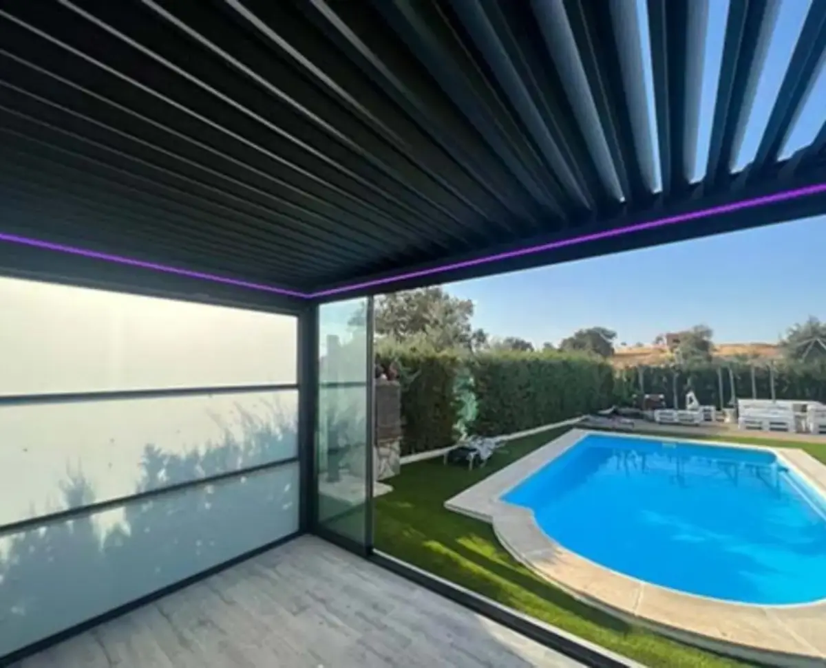 Pergola bioclimática adosada