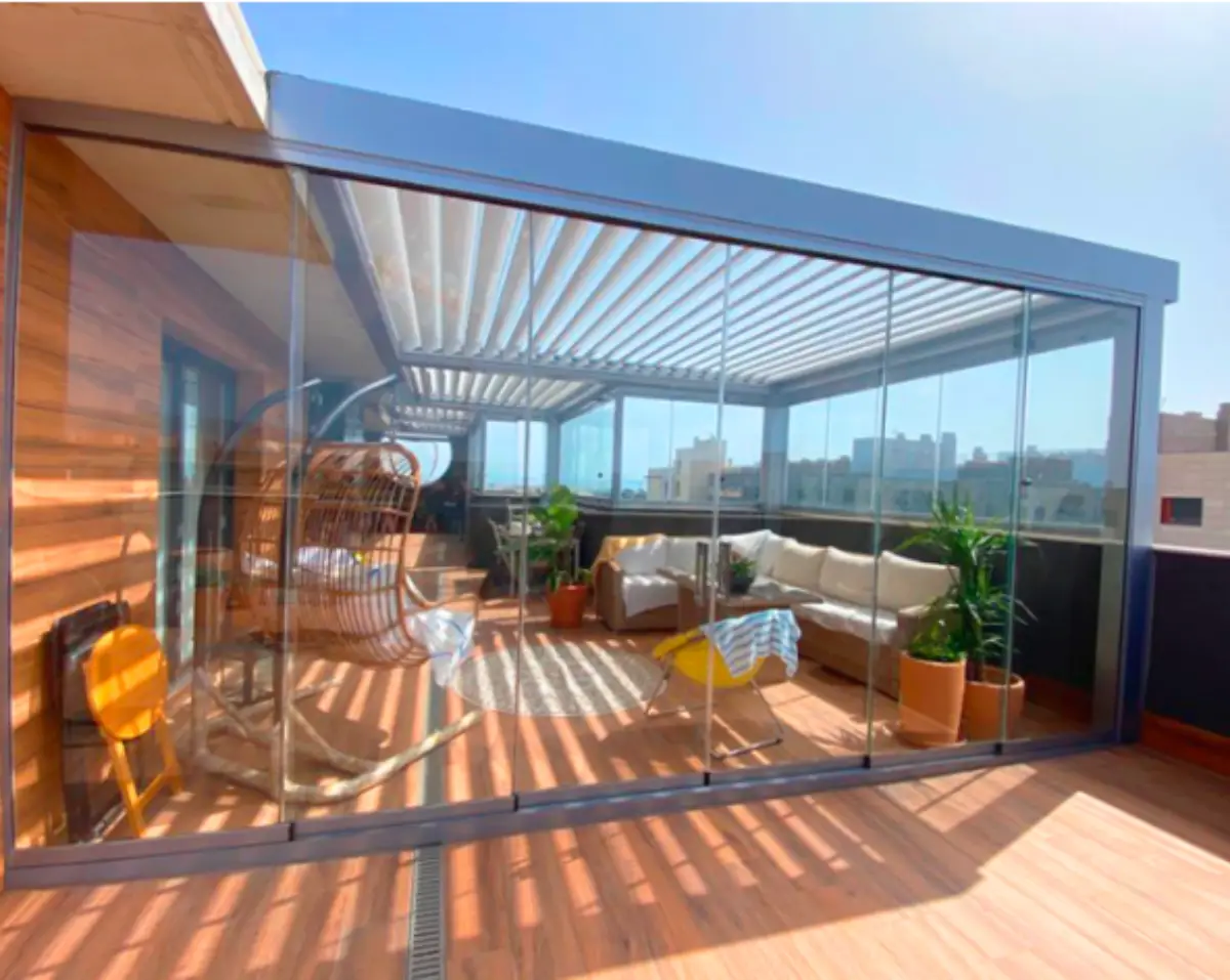 pérgola bioclimática adosada pared